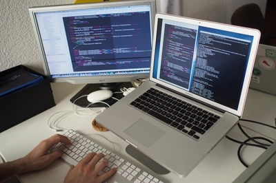 deux ordinateurs avec du code